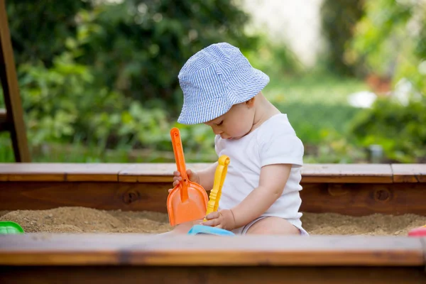 Baby Jongetje Spelen Een Zandbak Met Speelgoed Buiten — Stockfoto