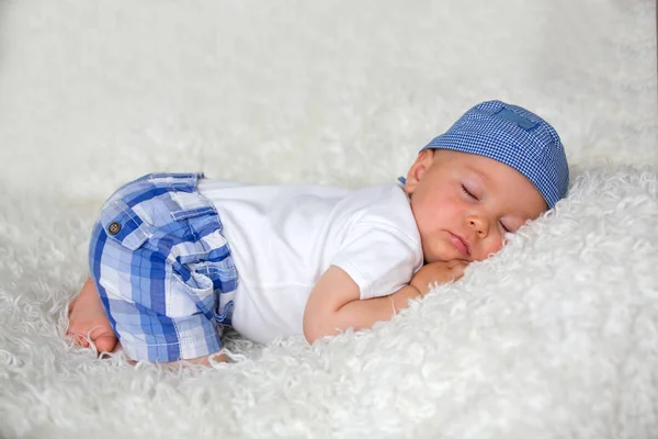 Lindo Bebé Durmiendo Cama Con Sombrero Casa —  Fotos de Stock