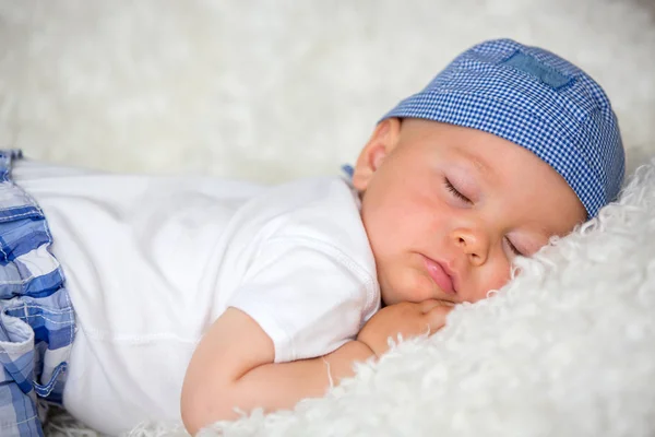 Şapkalı Evde Yatakta Uyuyan Sevimli Bebek Çocuk — Stok fotoğraf