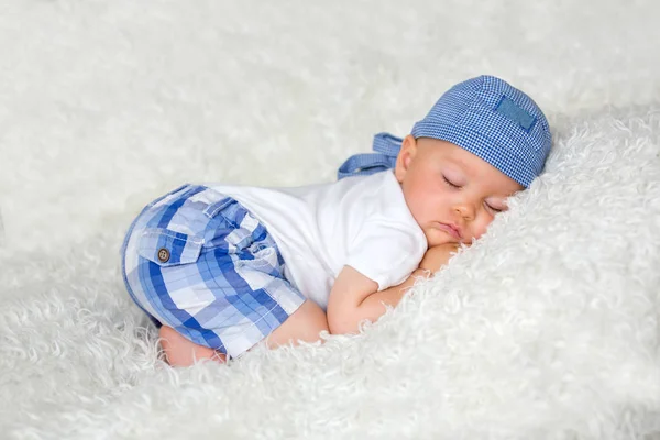 Söt Baby Pojke Sover Sängen Med Hatt Hemma — Stockfoto