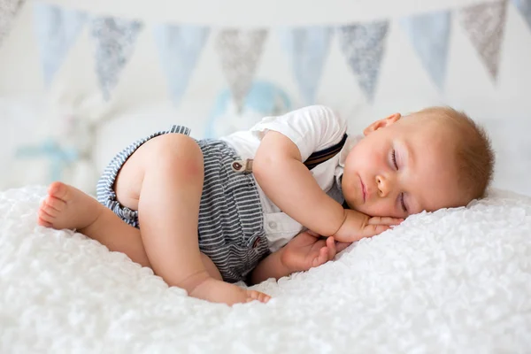 Söta Lilla Barn Pojke Sover Ett Soligt Sovrum Dagen Att — Stockfoto