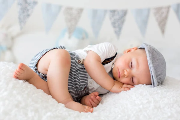 Dulce Niño Pequeño Bebé Durmiendo Dormitorio Soleado Durante Día Descansando — Foto de Stock