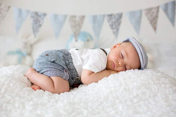 Dulce Niño Pequeño Bebé Durmiendo Dormitorio Soleado Durante Día Descansando —  Fotos de Stock