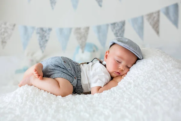 Dulce Niño Pequeño Bebé Durmiendo Dormitorio Soleado Durante Día Descansando —  Fotos de Stock