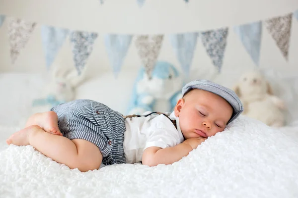 Dulce Niño Pequeño Bebé Durmiendo Dormitorio Soleado Durante Día Descansando —  Fotos de Stock