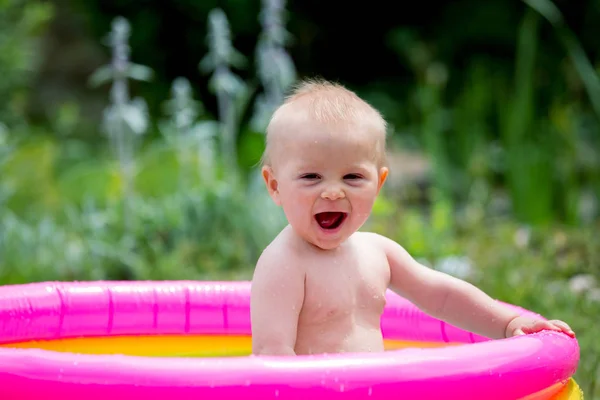 Lindo Niño Pequeño Niño Pequeño Jugando Una Pequeña Piscina Para —  Fotos de Stock