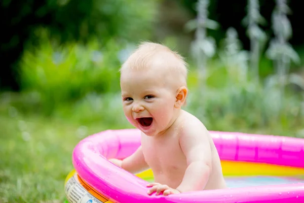 Милый Маленький Ребенок Малыш Играет Маленьком Бассейне Малышей Заднем Дворе — стоковое фото