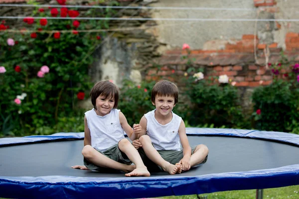 Scute Crianças Irmãos Pulando Trampolim Jardim Horário Verão — Fotografia de Stock