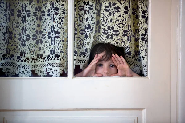 Niño Preescolar Niño Mirando Asustado Través Una Puerta Con Ventanas — Foto de Stock