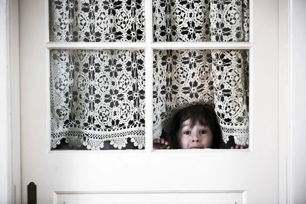 Niño Preescolar Niño Mirando Asustado Través Una Puerta Con Ventanas — Foto de Stock