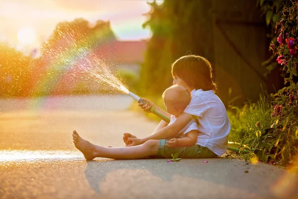 Adorabili Bambini Piccoli Fratelli Che Giocano Insieme Con Tubo Giardino — Foto Stock