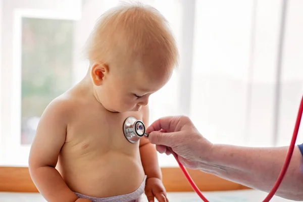 Malý Chlapeček Batole Dítě Jeho Měsíční Kontrola Pediatritian Trpělivý Posuzována — Stock fotografie