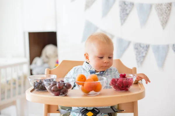 Adorable Petit Garçon Manger Des Fruits Frais Maison Assis Dans — Photo