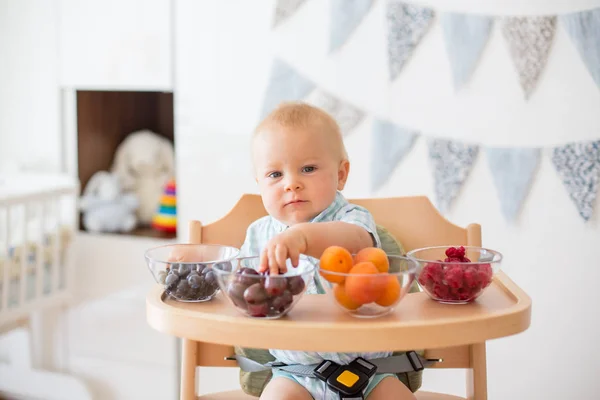 Adorable Petit Garçon Manger Des Fruits Frais Maison Assis Dans — Photo