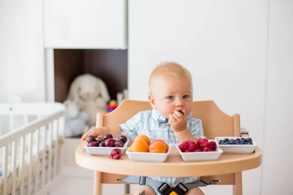 Adorable Little Baby Boy Eating Fresh Fruits Home Sitting Baby — Stock Photo, Image