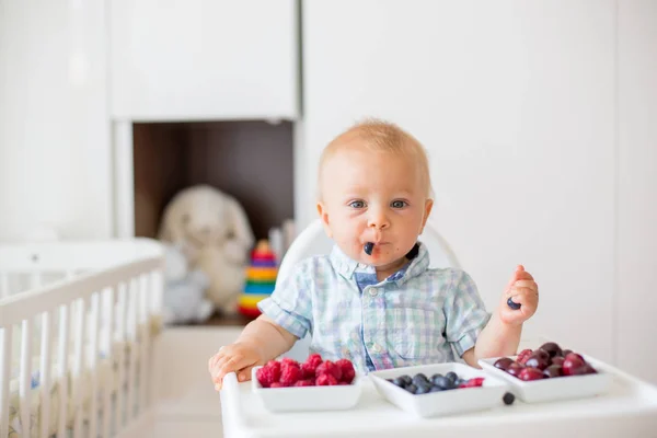 Adorable Little Baby Boy Eating Fresh Fruits Home Sitting Baby — Stock Photo, Image