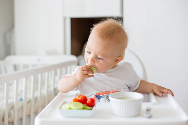 Doce Bebê Criança Menino Comer Purê Comida Legumes Frescos Sentado — Fotografia de Stock