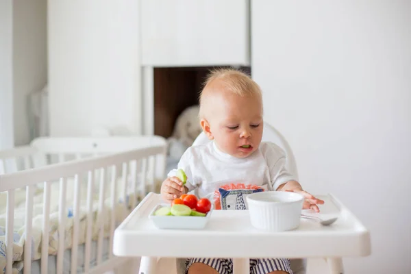 Doce Bebê Criança Menino Comer Purê Comida Legumes Frescos Sentado — Fotografia de Stock