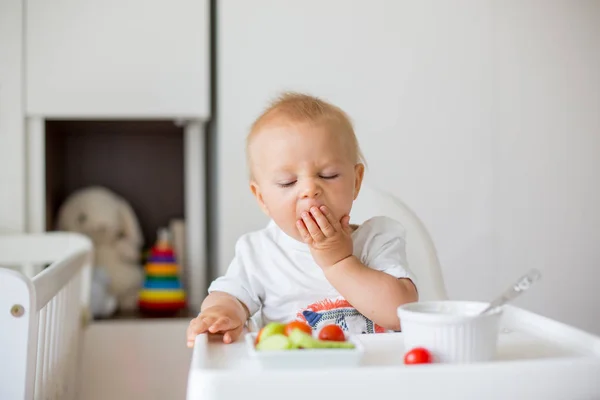 Doce Bebê Criança Menino Comer Purê Comida Legumes Frescos Sentado — Fotografia de Stock