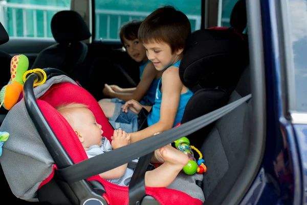 Baby Jongetje Zijn Oudere Broers Reizen Autostoelen Gaande Van Een — Stockfoto