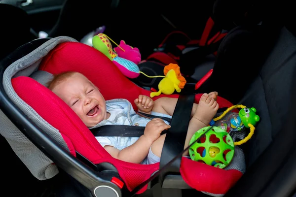 小孩子 小男孩在车里哭 坐在车上 孩子不想去旅行 — 图库照片
