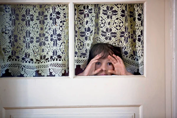 Óvodai Kisfiú Gyermek Kinézett Ijedt Keresztül Egy Ajtó Ablakok — Stock Fotó