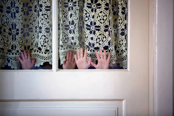 Kleiner Vorschulkind Kind Schaut Verängstigt Durch Eine Tür Mit Fenster — Stockfoto