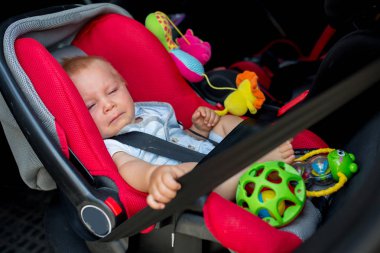 Küçük çocuk, Bebek Çocuk oto koltuğu, arabada seyahat etmek isteyen değil çocuk ağlıyor