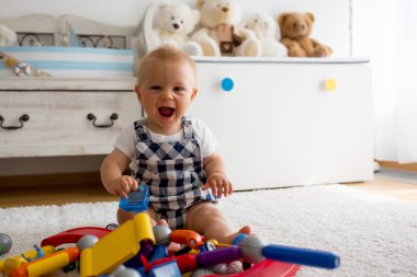 Tatlı bebek çocuk, yürümeye başlayan çocuk, evde ile lots-in yumuşak oyuncaklar oynamak