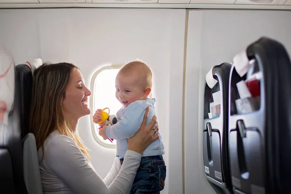 Młoda Mama Odtwarzanie Karmienie Piersią Jej Toddler Chłopiec Pokładzie Statku — Zdjęcie stockowe