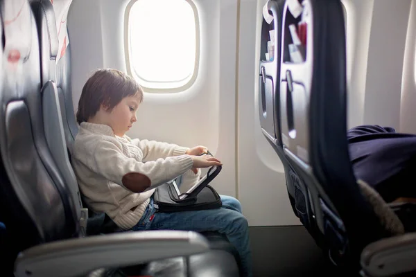 Carino Ragazzo Sei Anni Giocando Sul Tavolo Aereo Cinghiale Viaggiando — Foto Stock