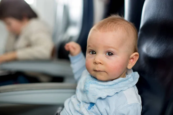 Söt Baby Pojke Leka Med Leksaker Ombord Flygplan Reser Semester — Stockfoto