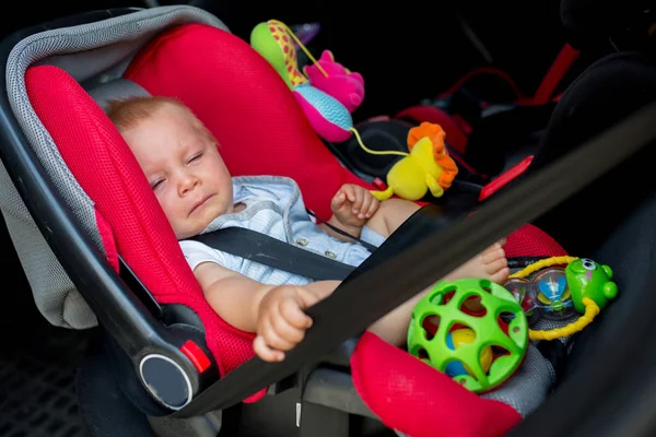 Lilla Barn Pojke Gråta Bilen Bilbarnstol Barn Som Inte Vill — Stockfoto