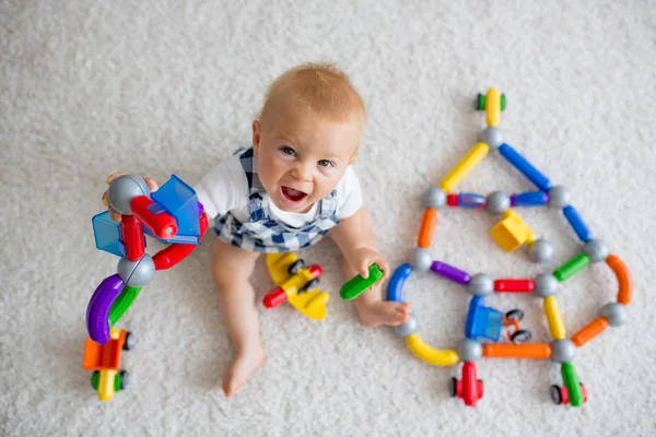 Γλυκό Μωρό Αγόρι Παιδί Μικρό Παιδί Παίζει Στο Σπίτι Πολλά — Φωτογραφία Αρχείου