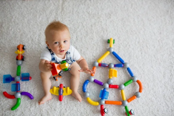 Menino Doce Criança Brincando Casa Com Muitos Brinquedos Diferentes — Fotografia de Stock
