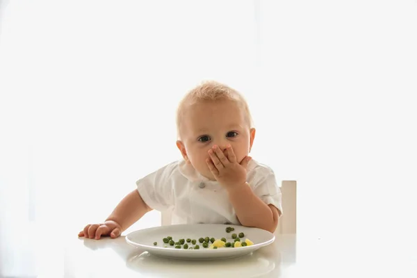 Kleinkind Süßer Junge Weißen Hemd Erbse Hause Essen Hintergrundbeleuchtung — Stockfoto