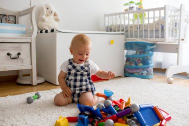 Tatlı bebek çocuk, yürümeye başlayan çocuk, evde ile lots-in yumuşak oyuncaklar oynamak