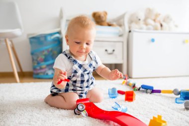 Tatlı bebek çocuk, yürümeye başlayan çocuk, evde ile lots-in yumuşak oyuncaklar oynamak