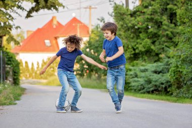 Birlikte futbol oynayan iki sevimli küçük çocuk, yaz. Çocuklar futbol sıklıkta oyun