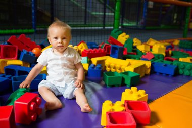 Küçük yürümeye başlayan çocuk, Çocuk oyun alanı, Çocuk oyun çocuk anaokulu Bahçesi oynar.