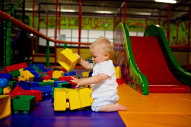 Küçük yürümeye başlayan çocuk, Çocuk oyun alanı, Çocuk oyun çocuk anaokulu Bahçesi oynar.