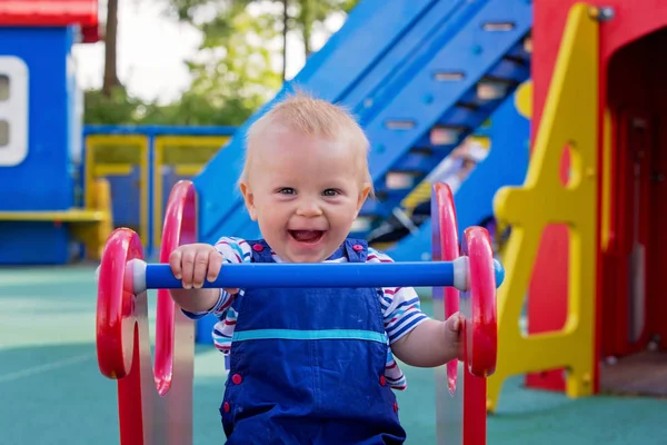 Bedårande Lite Gamla Barn Pojke Att Roligt Lekplatsen Barn Leker — Stockfoto