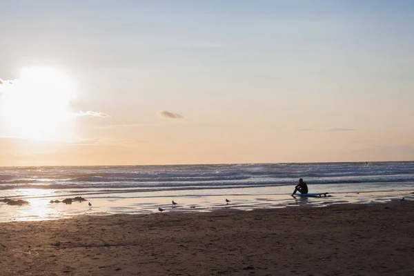 Surfeur Sur Plage Océan Coucher Soleil Été — Photo