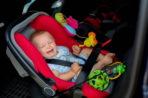 Lilla Barn Pojke Gråta Bilen Bilbarnstol Barn Som Inte Vill — Stockfoto