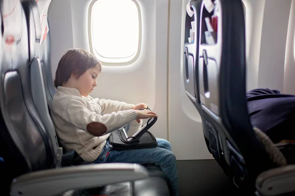 Lindo Niño Seis Años Jugando Mesa Aviones Jabalí Viajando Vacaciones —  Fotos de Stock