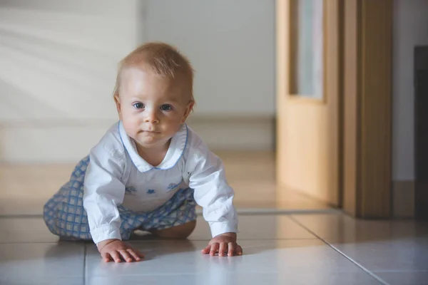 Nära Porträtt Pojke Till Småbarn Ler Mot Kameran Hemma — Stockfoto