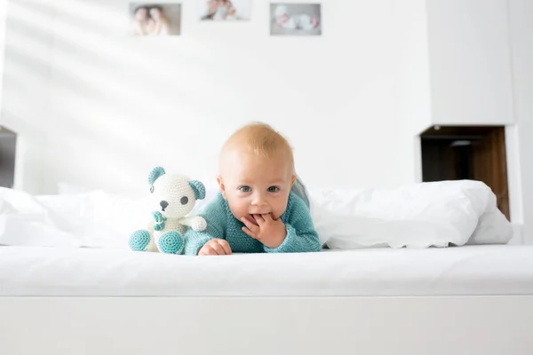 Pequeño Bebé Lindo Niño Suéter Punto Sosteniendo Juguete Punto Sonriendo —  Fotos de Stock