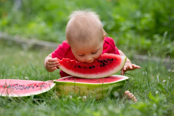 Criança Bonito Menino Comendo Melancia Madura Jardim Frutas Saborosas — Fotografia de Stock