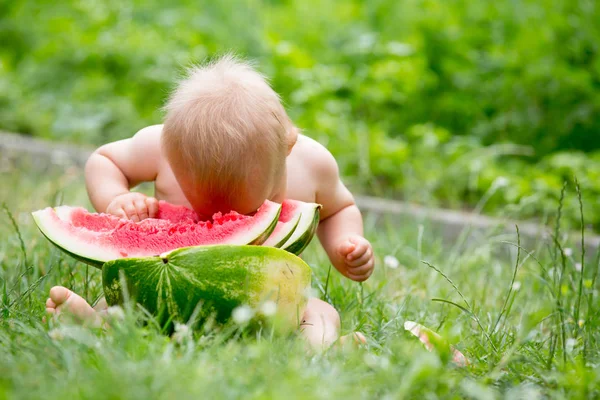 Criança Bonito Menino Comendo Melancia Madura Jardim Frutas Saborosas — Fotografia de Stock