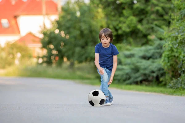 Dois Miúdos Giros Jogar Futebol Juntos Verão Crianças Jogando Futebol — Fotografia de Stock